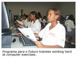 Photo of female and male Programa para o Futuro trainees working hard at computer exercises.