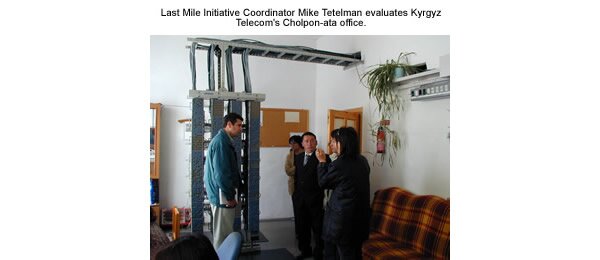 Mike Tetelman talks to staff at Kyrgyz Telecom's Cholpon-ata office